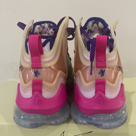 Lebron XIX Valentines Day - Picture 2 of 8